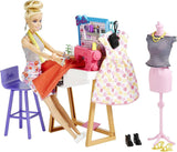 Barbie HDY90 - Panenka módního návrháře (30,40 cm) a studio, 25+ designových a módních doplňků, designový stůl, židle, šicí stroj, vzorky textilu, manekýn a další, hračka pro děti od 3 let