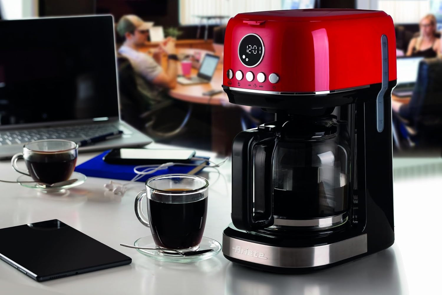 Espresso kávovar Ariete Moderna 1396 s filtrem pro přípravu americké kávy Až 15 šálků Skleněná karafa Topná deska LCD displej Vyjímatelné a omyvatelné filtry Bílé