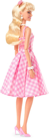 Panenka Barbie Filmová panenka v růžových a bílých šatech a náhrdelník Daisy Margot Robbie Sběratelská hračka pro 3 roky HPJ96