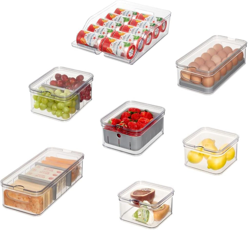 Úložné boxy iDesign, organizér do chladničky s víkem v sadě 5 ks, boxy na uskladnění potravin z recyklovaného plastu pro organizaci spotřebního materiálu, průhledné a bílé boxy na uskladnění potravin Naty Shop Transparentní, šedá sada 7 ks