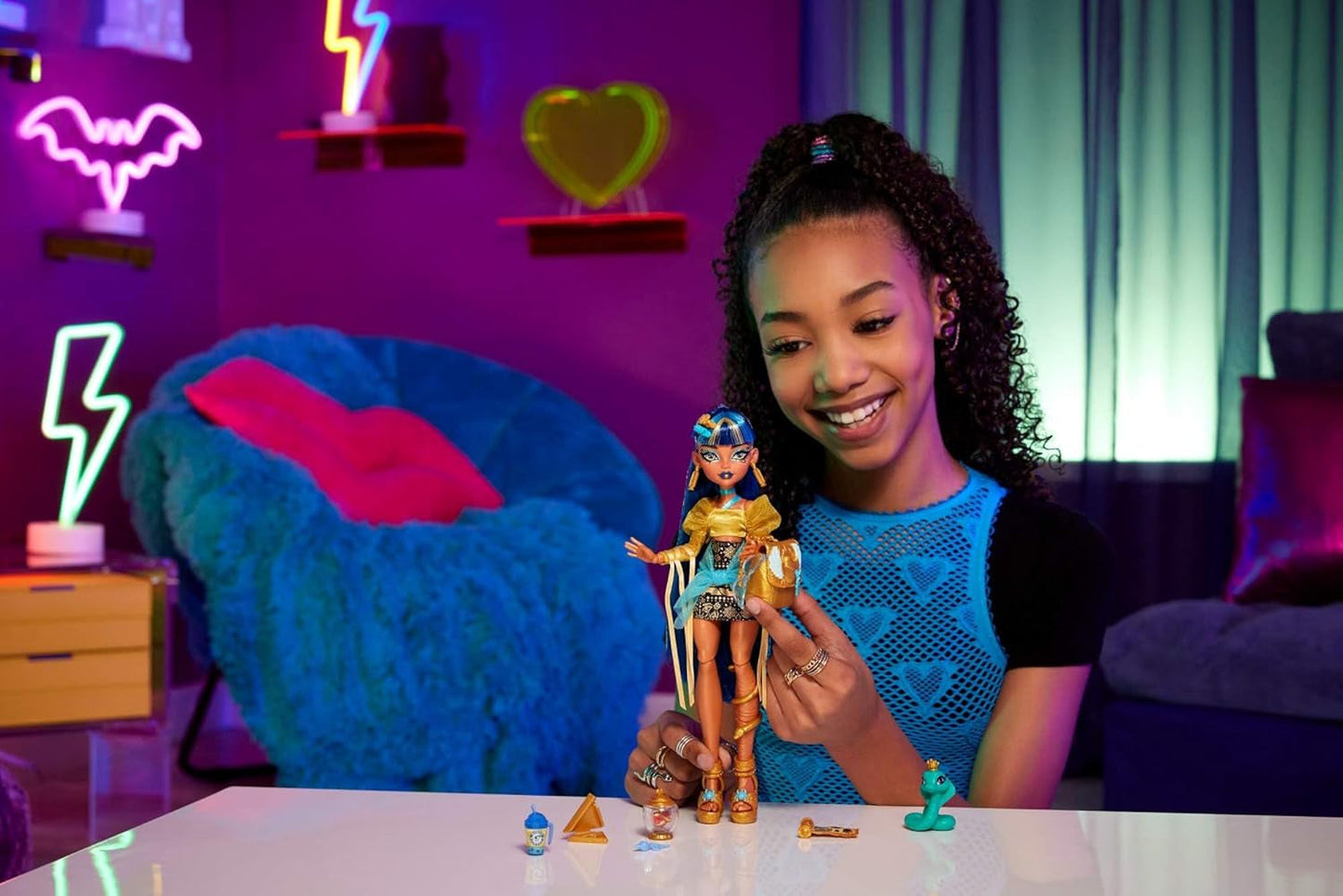Panenka Monster High Cleo De Nile ve zlaté halence a vrstvené sukni, včetně mazlíčka Cobra Hissette a příslušenství, jako je batoh, svačina a papírová role, panenky HXH74 Naty Shop