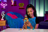 Panenka Monster High Cleo De Nile ve zlaté halence a vrstvené sukni, včetně mazlíčka Cobra Hissette a příslušenství, jako je batoh, svačina a papírová role, panenky HXH74 Naty Shop