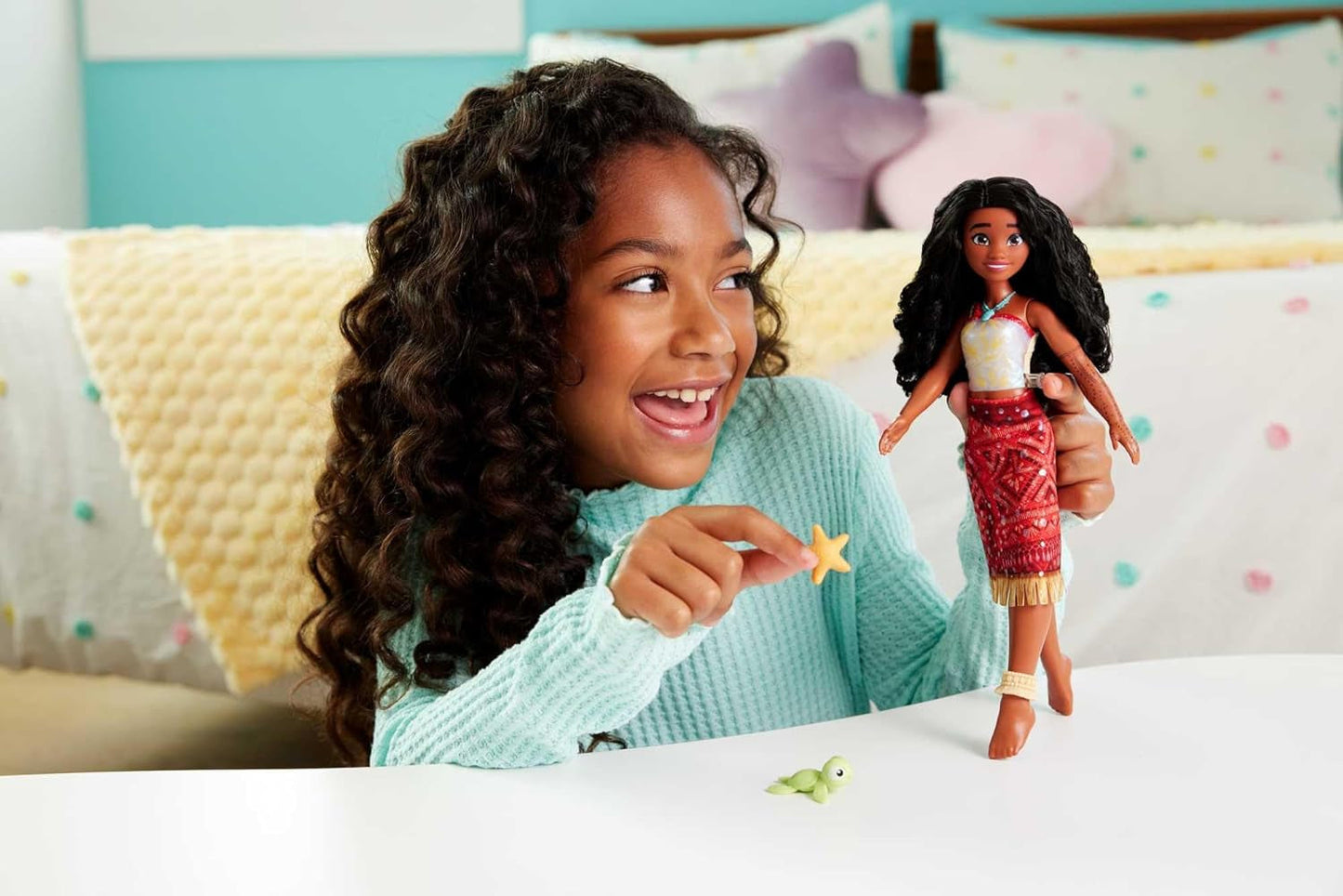 Mattel Toys Disney Moana 2 Tautai Moana plavecká módní panenka se 2 doplňky, vršek měnící barvu a nohy pro plavání Inspirováno filmem JFF09