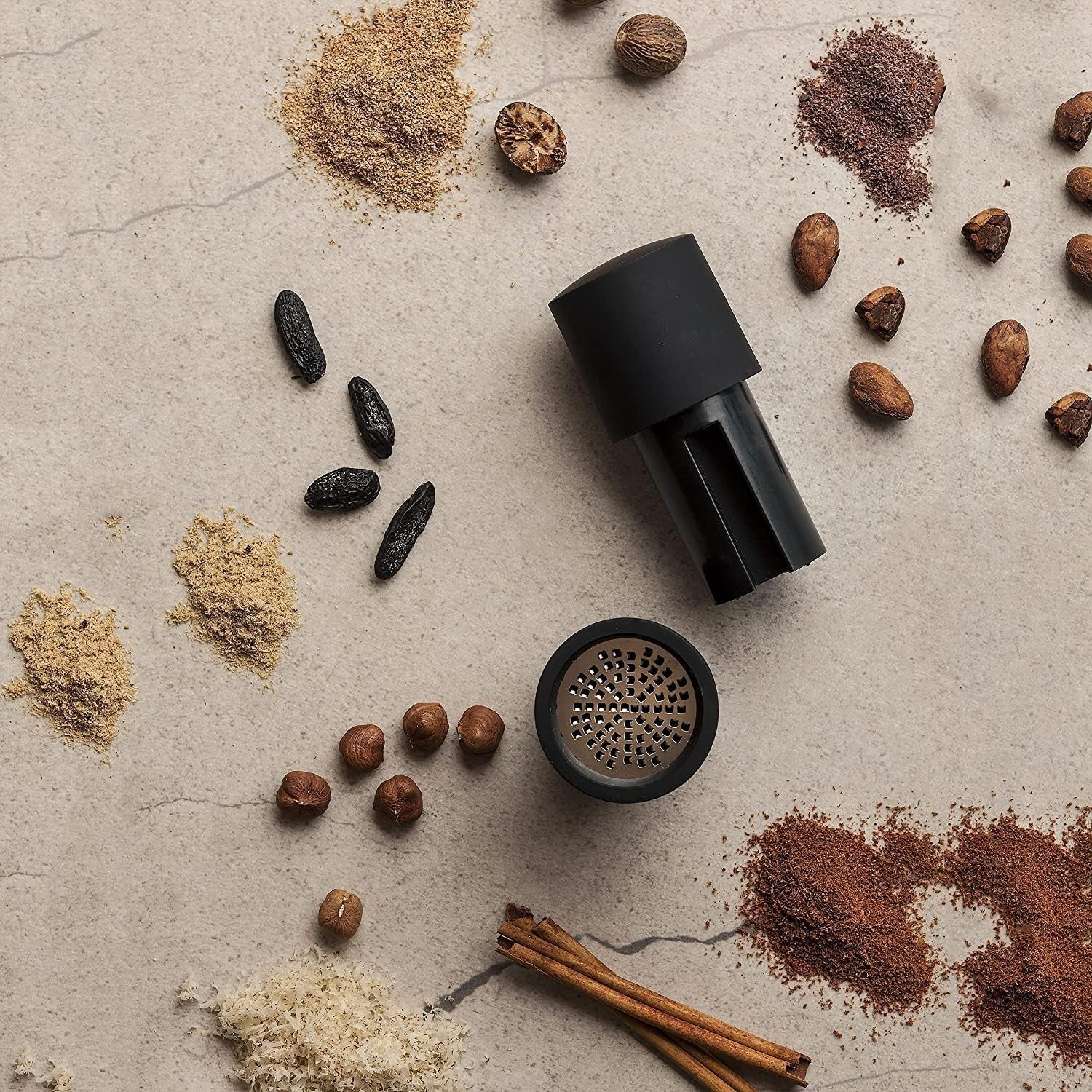 Microplane Mlýnek na koření černý na muškátový oříšek, skořici, fazole tonka, dlouhý pepř a další suché koření Mlýnek a mlýnky Naty Shop