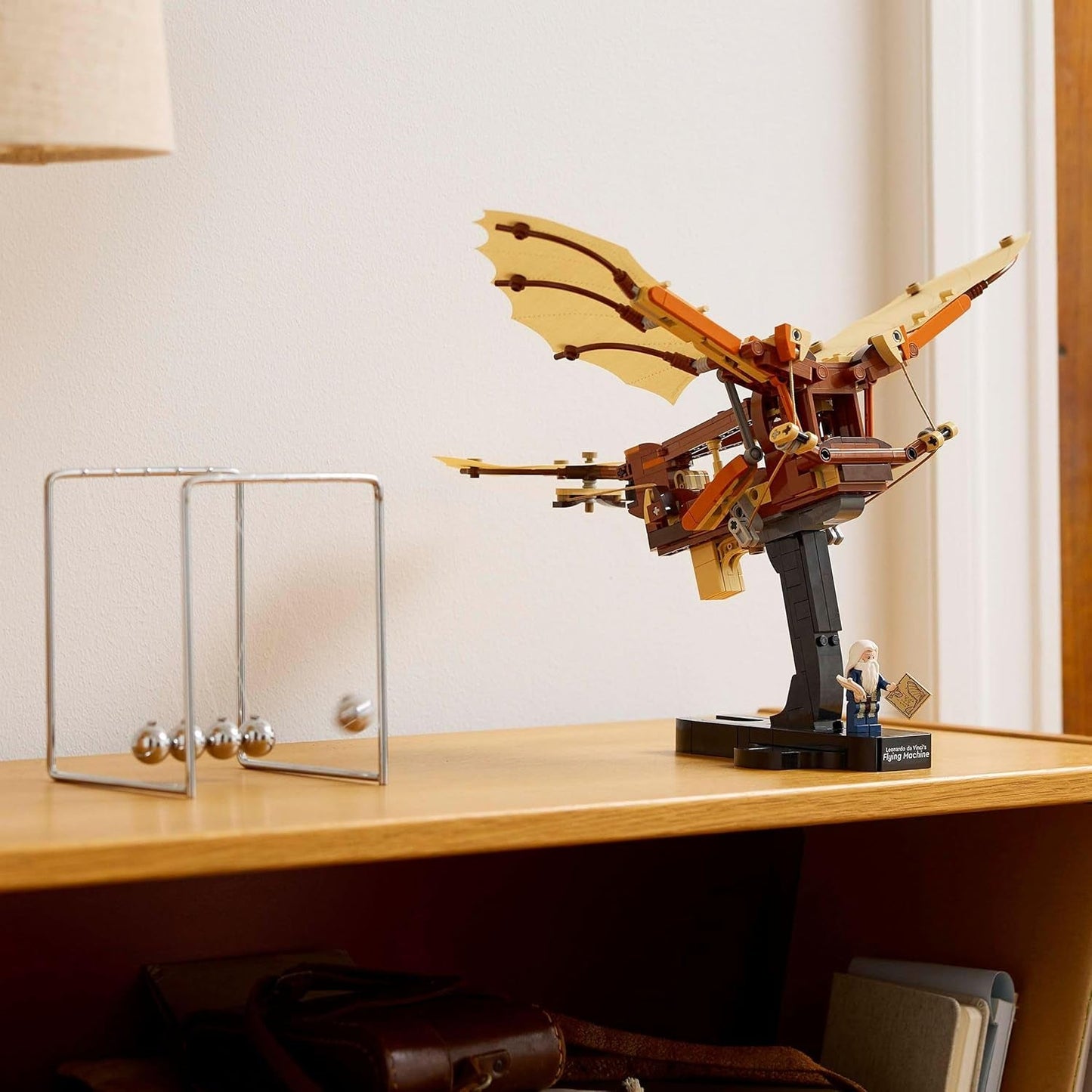 LEGO Icons Létající stroj Leonarda Da Vinciho s mávajícími křídly - Obsahuje minifigurku a stojan - Stavebnice pro dospělé - Sada domácích dekorací - Nápad na dárek - 10363 Stavebnice Besuche den LEGO-Store