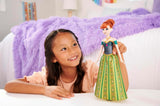 Panenka Mattel Disney Frozen Singing Anna – úryvek písně 30 sekund, klasický zámek, odepínatelná měkká sukně, rozčesatelné vlasy, pro děti od 3 let, německá verze, HMG41