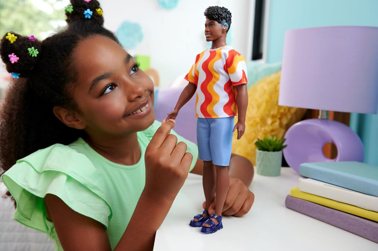 Panenka Barbie Fashionistas Ken č. 220 S ramínky a širokým tvarem těla ve snímatelné oranžové košili, šortkách a sandálech na platformě, HRH23 Naty Shop Dolls