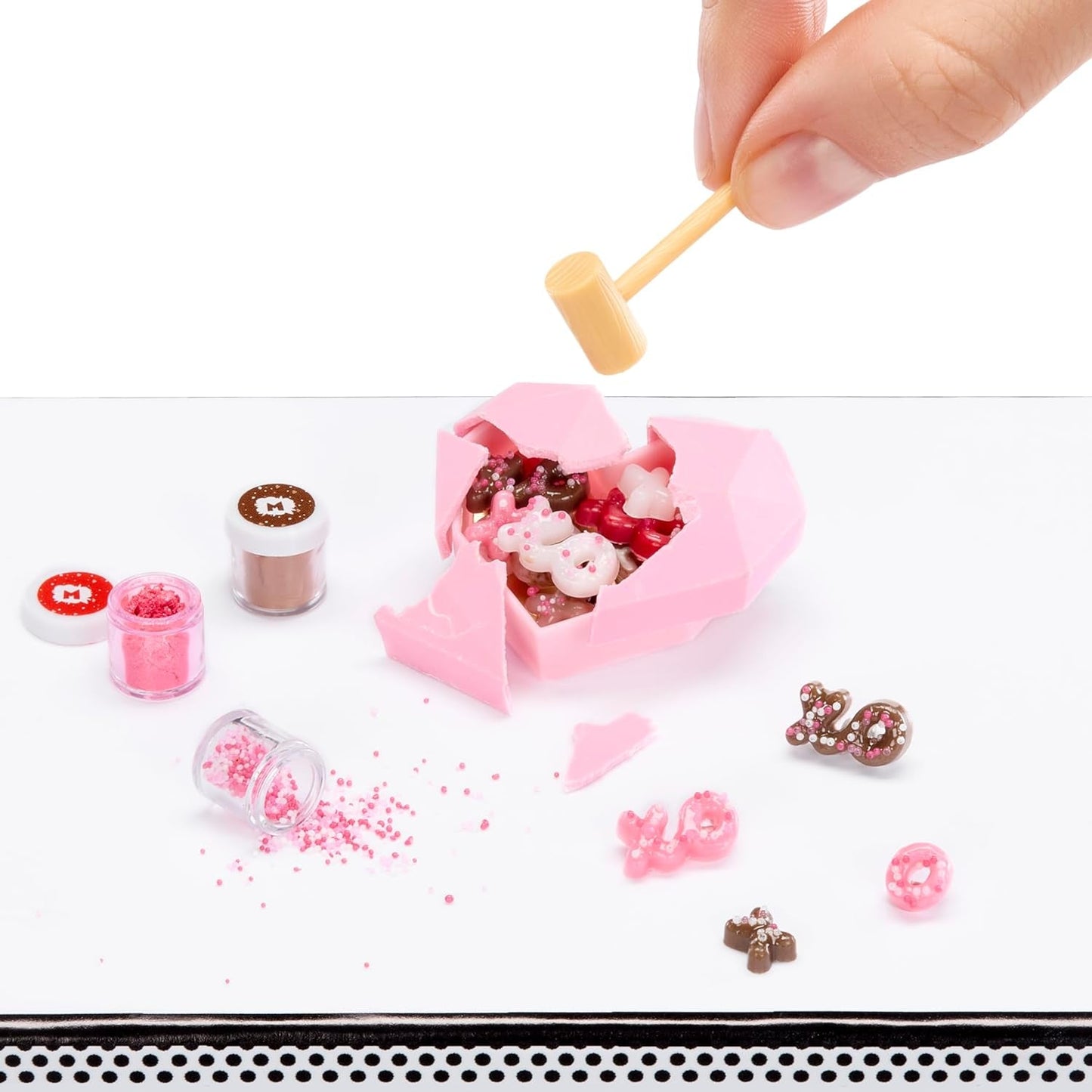 MGA Miniverse – Make It Mini with Love – Mini sběratelské předměty, DIY Resin Craft Kit, valentýnská série, repliky jídla, nejedlé – pro sběratele a děti od 8 let