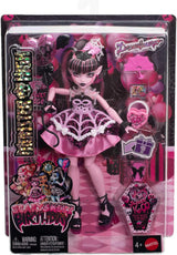 Děsivá a sladká narozeninová panenka Monster High Draculaura v růžových společenských šatech s tematickými doplňky, jako je pozvánka, balónek, dárek, vějíře a další, JBG74