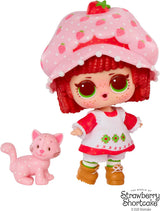 LOL Překvapení! Loves Strawberry Shortcake Tots – sběratelské voňavé panenky se 7 překvapeními, mazlíčkem, módou, botami, kloboukem, herní sadou s jahodovým koláčem, konvertibilní dům, věk 4+