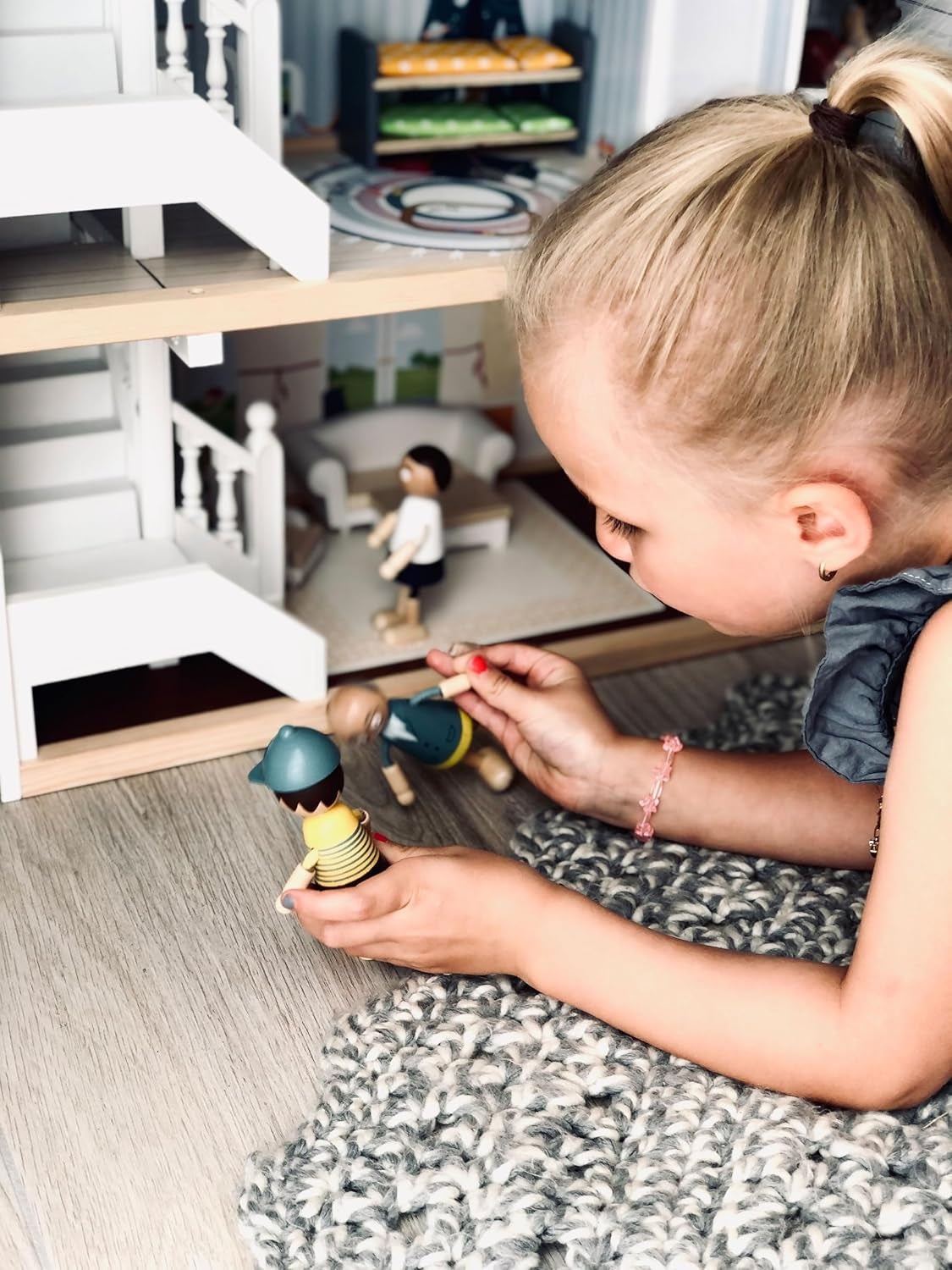 Malý domeček pro panenky 3patrový otevřený přední dřevěný městský dům s 12 nábytkem na 3 roky a více 11802 Bílo-šedé domečky pro panenky Naty Shop