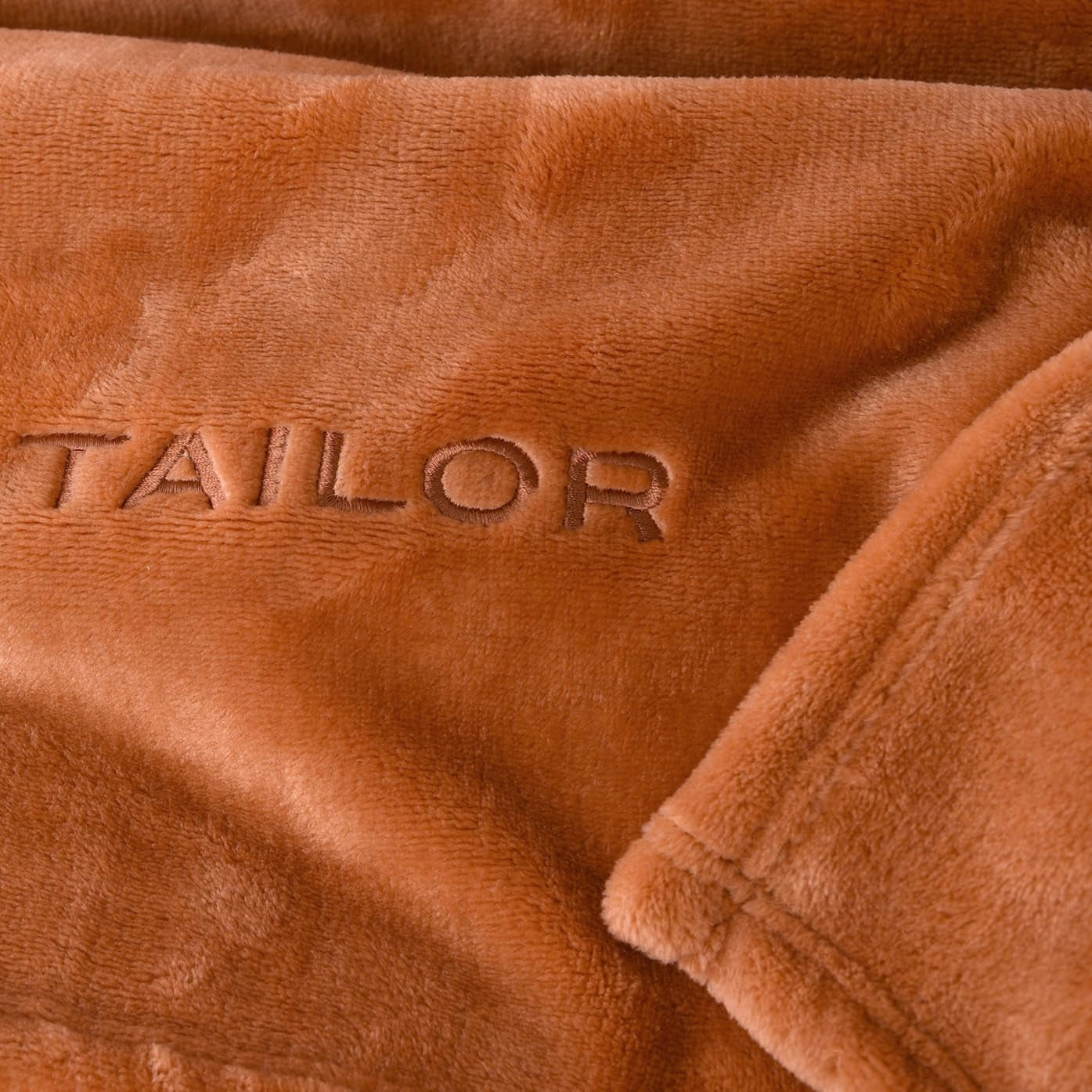 TOM TAILOR Wellsoft deka, 150X200 cm, 100% Polyester/ Wellsoft, vyšívané logo, WELLSOFT BLANKET Orange (Warm Coral) Deky a přikrývky Naty Shop