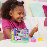 Pokoj Gabby's Dollhouse Deluxe, Purr-Ific Playroom, Herna s autíčkem Carlita, 2 kusy nábytku a 2 krabice s překvapením s příslušenstvím, Vhodné pro domečky pro panenky Naty Shop od 3 let