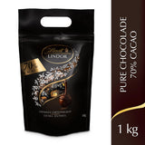 Lindt LINDOR Extra tmavé čokoládové kuličky a LINDOR Jahodové krémové čokoládové kuličky | 1 kg uzavíratelný sáček | cca. 80 bílých čokoládových kuliček s jahodovým krémem