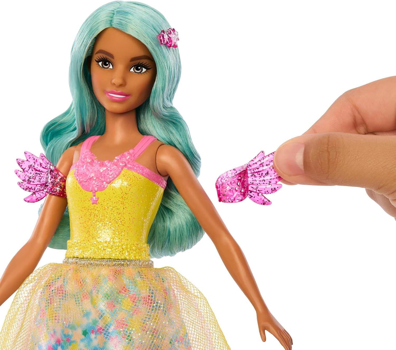 Barbie Hidden Magic - Panenka Teresa s pohádkovým oblečkem, vlnitými vlasy a hřebenem pro zábavné kadeřnictví, pro děti od 3 let, HLC36