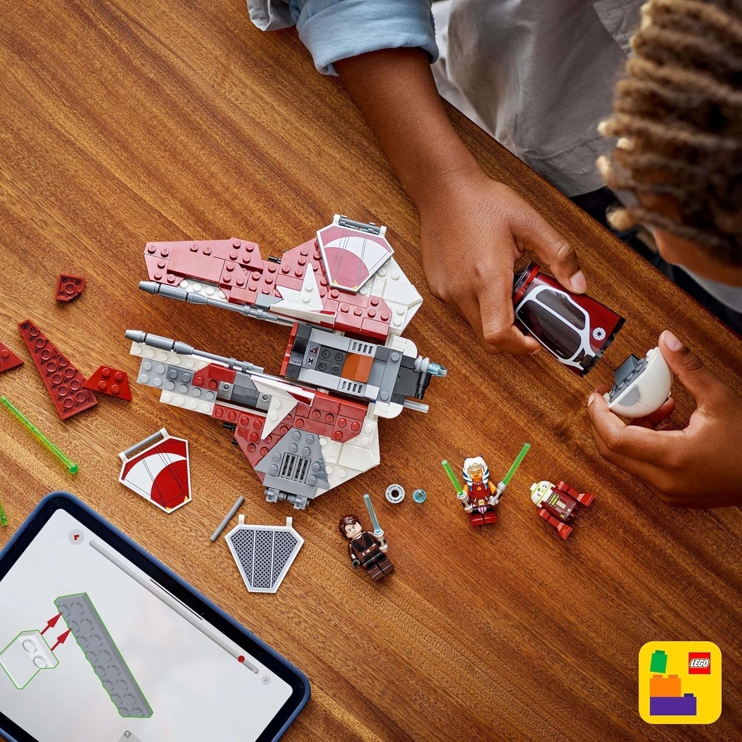 LEGO Star Wars 75401 Ahsoka's Jedi Interceptor, Starfighter pro fanoušky Clone Wars, Minifigurky Ahsoka Tano a Anakin Skywalker se světelnými meči a R7-A7, pro chlapce a dívky od 8 let Stavebnice Beuche den LEGO-Store