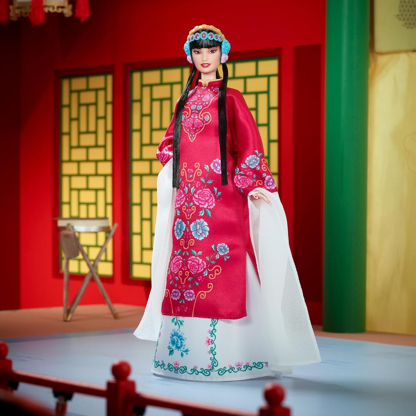 BARBIE Lunar New Year Barbie Puppe - Traditionelles Dreid in glücksbringendem Rot mit Pfingstrosen muster, azurově modrá Schuhe s růžovým třpytem, ​​inspiriert von der Peking-Oper, HRM57
