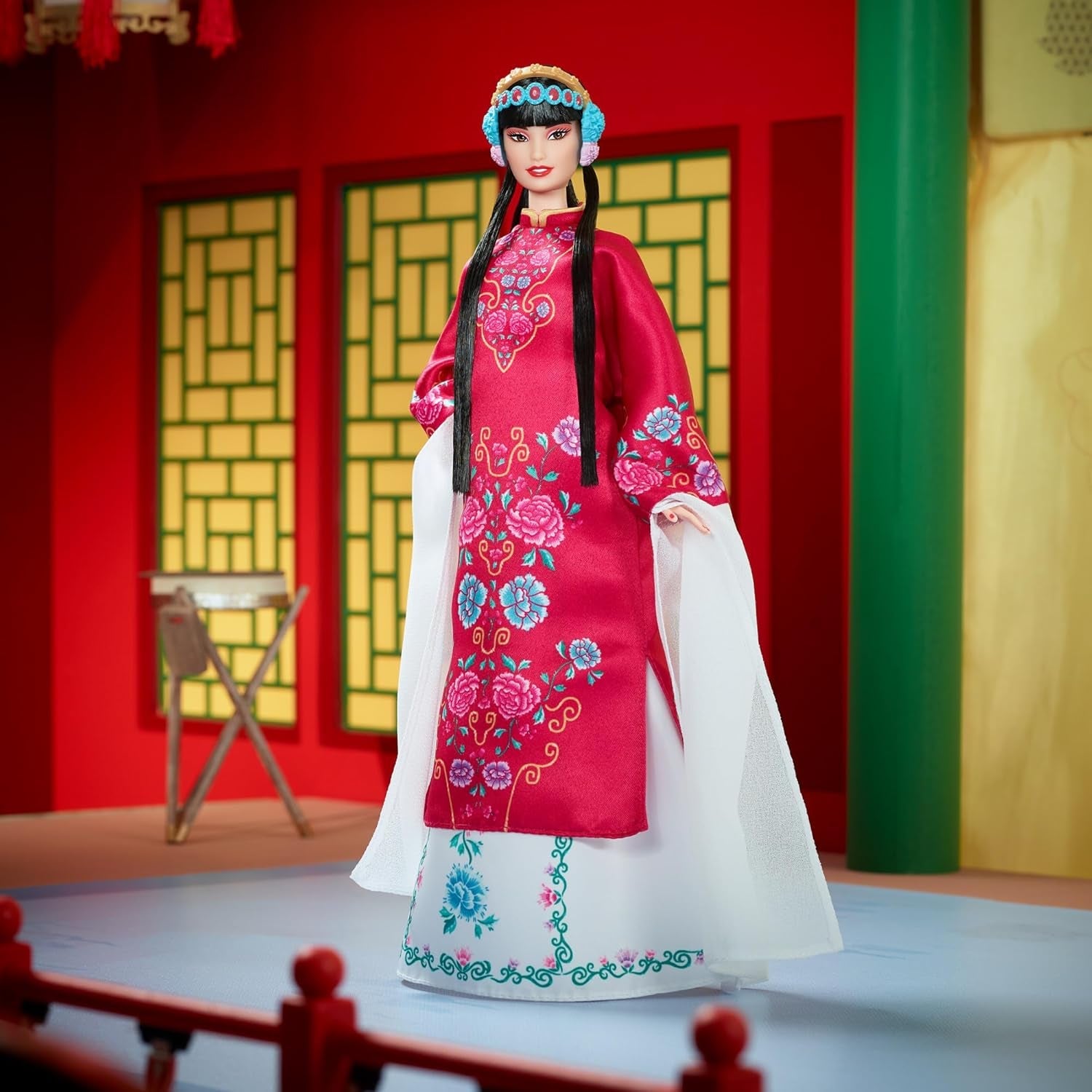 BARBIE Lunar New Year Barbie Puppe - Traditionelles Dreid in glücksbringendem Rot mit Pfingstrosen muster, azurově modrá Schuhe s růžovým třpytem, ​​inspiriert von der Peking-Oper, HRM57