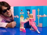 Barbie Signature gestylt von Andrew Mukamal Modepuppe, Sammlerstück mit 3 Looks für Day und Abend sowie Accessoires, inclusie mit Ständer, JBH81