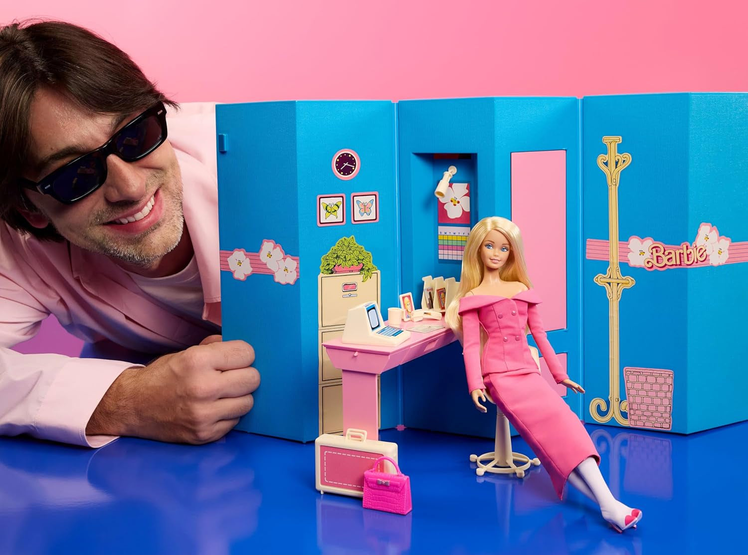 Barbie Signature gestylt von Andrew Mukamal Modepuppe, Sammlerstück mit 3 Looks für Day und Abend sowie Accessoires, inclusie mit Ständer, JBH81