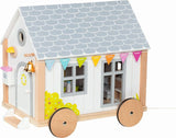 Goki 51477 - Malý Hygge dřevěný a textilní domeček pro mini panenky, pojízdný domeček pro panenky ve skandinávském stylu, 38 cm x 27 cm x 33 cm, sada 40 let, domečky pro panenky od 3 let Naty Shop