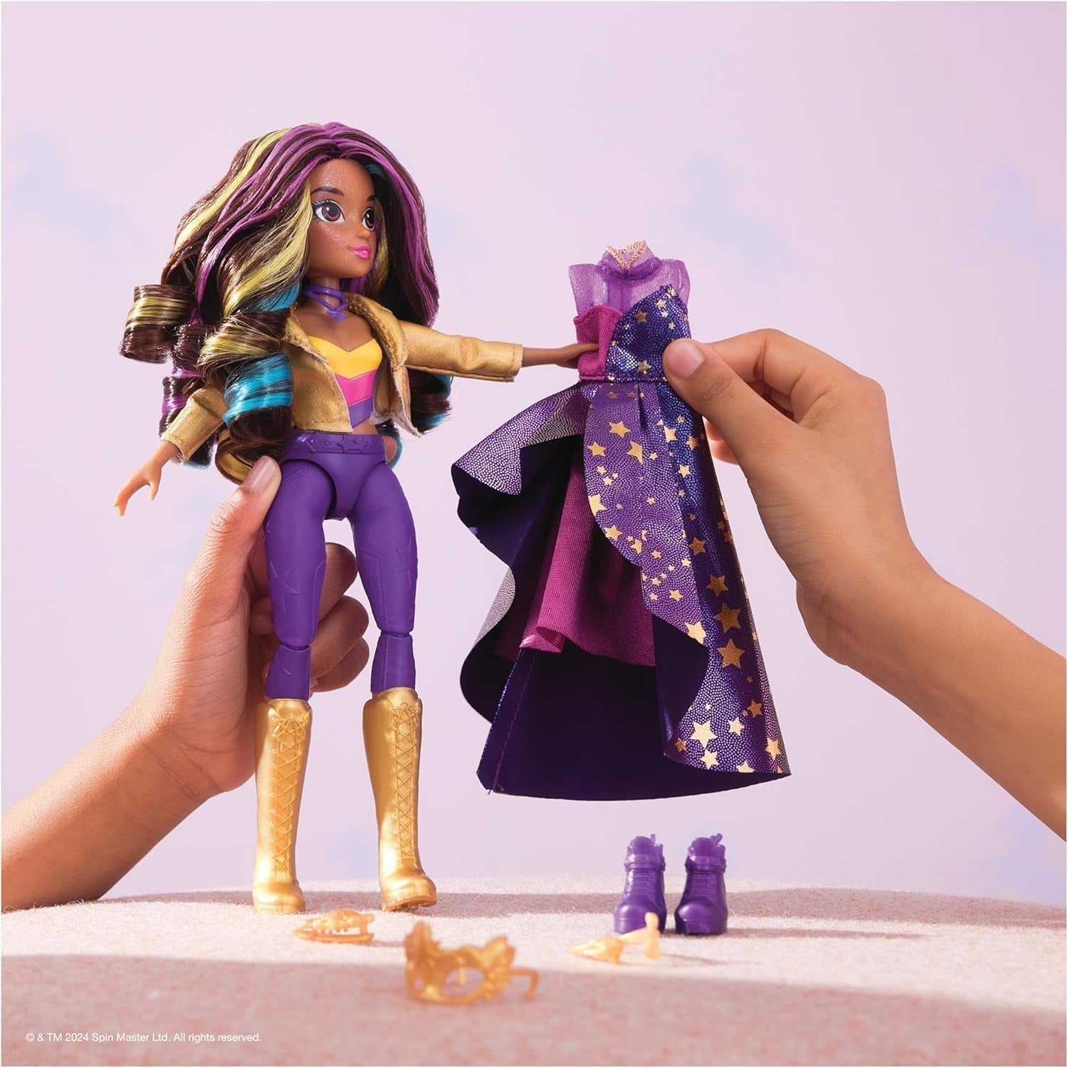 Unicorn Academy Deluxe Masked Ball Sophia - 24 cm panenka z oblíbené série Netflix se 2 oblečky, klasickým oblékáním a hraním rolí, věk 4+ Naty Shop Dolls