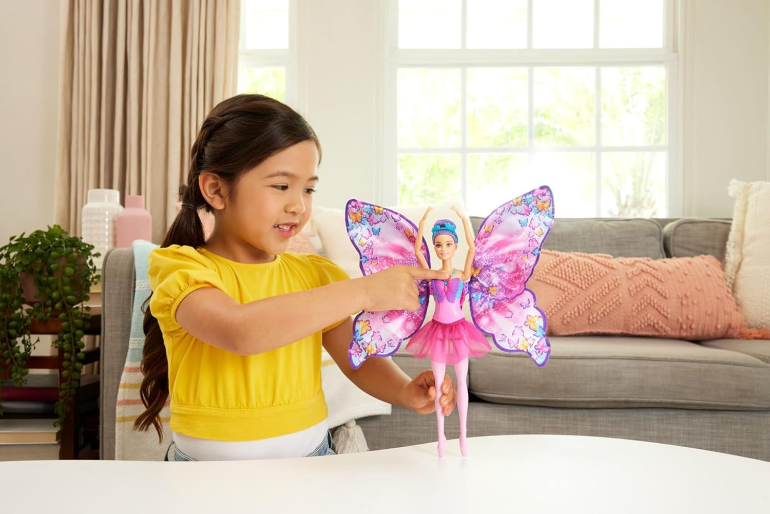 Barbie Dance And Flutter Transformační panenka 2 v 1 z tanečnice na motýla s otevíracími křídly, fialovými vlasy, šperky do vlasů a odnímatelnou Tutu, HXJ10 Naty Shop Dolls