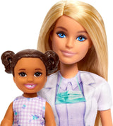 Barbie panenka zubního lékaře, módní panenka s blond vlasy, modrými šaty a laboratorním pláštěm, 1 dětská panenka, příslušenství ke zkoušce a různé doplňky, JCR74