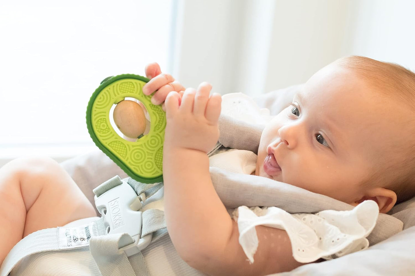 Nuby - Avokádový kousací kroužek - Silikonová a dřevěná kousátka - Rotační dřevěné jádro - Hračka na kousání pro miminka a batolata - Pomůcka na kousání - Bez BPA - 6+ měsíců