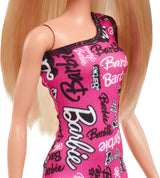 Módní panenka Barbie s rovnými blond vlasy v růžových odepínacích šatech na jedno rameno a botách s tištěným logem, HRH07
