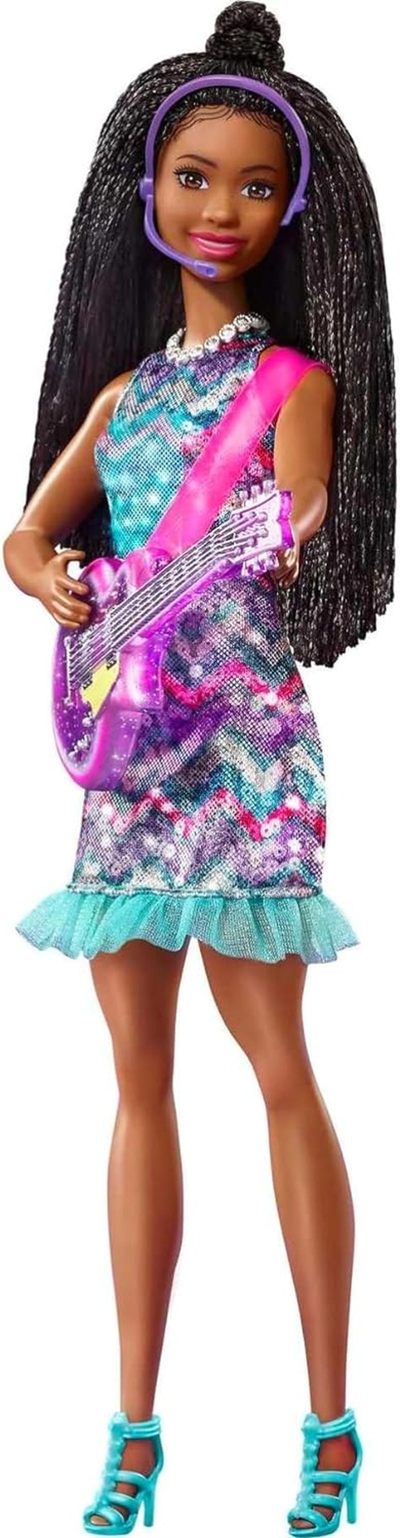 Barbie GYJ22 - Bezplatná scéna pro panenky Big Dream Brooklyn (cca 30 cm, hnědé copánky) s filmovými písničkami, světly, mikrofonem a příslušenstvím, dárek pro děti od 3 let Naty Shop Modern Dolls