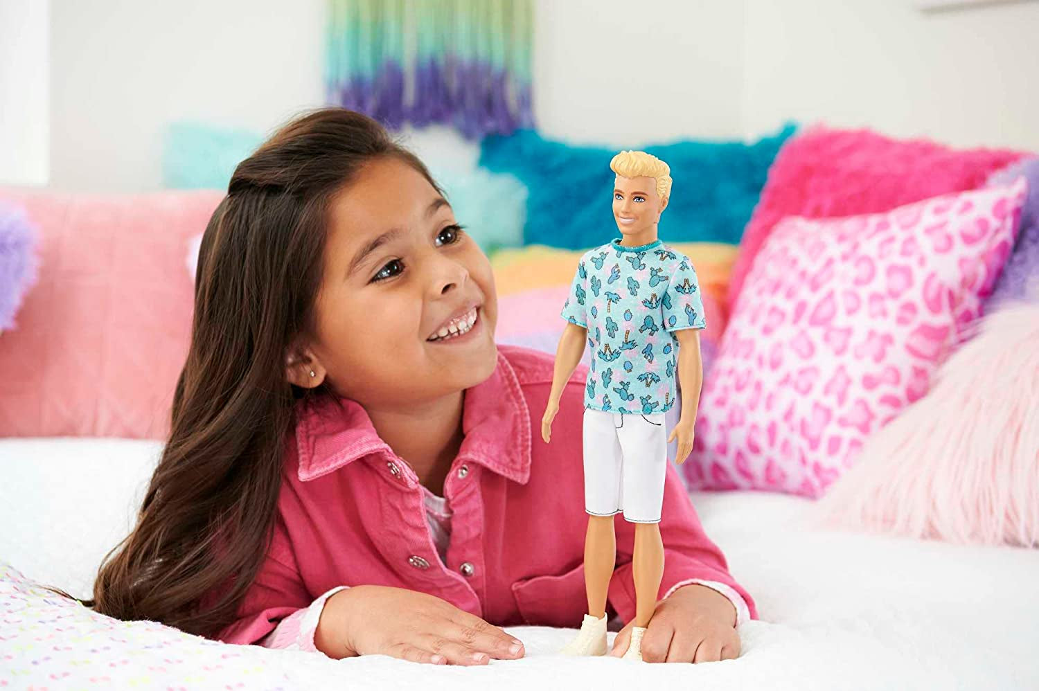 Panenka Barbie Ken Fashionistas - tričko s kaktusovým a palmovým potiskem, bílé šortky a tenisky, ideální na dobrodružství s přáteli a procházky po městě, pro děti od 3 let, panenky HJT10 Naty Shop