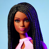 Panenka Barbie Looks, sběratelská figurka č. 21 se zapletenými černými vlasy a moderní módou Y2K, růžovým topem a sukní z umělé kůže s botami, HRM13 Naty Shop Dolls