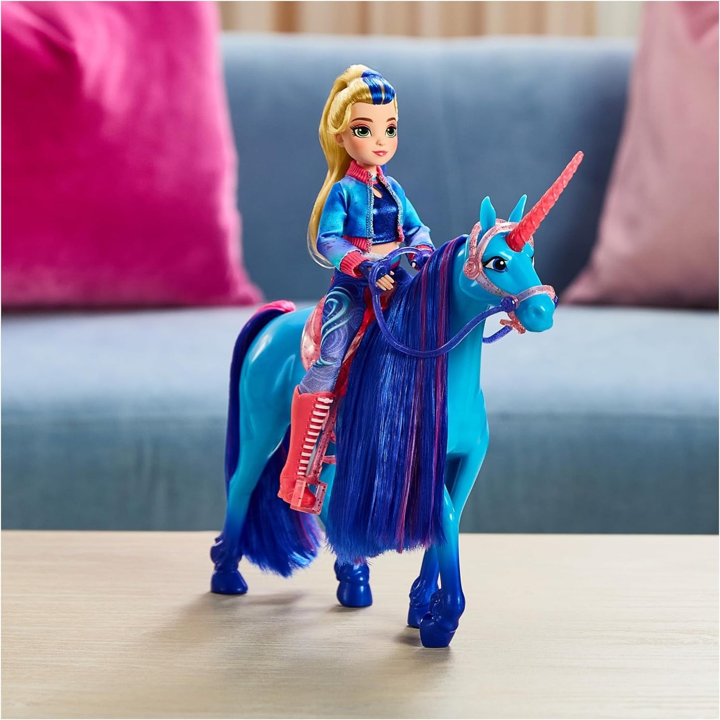 Unicorn River Unicorn Academy - 28 cm vysoký, originální jednorožec Isabel ze série Netflix, se skutečnou hřívou a ocasem, odnímatelnou uzdou a sedlem a kartáčem, pro děti od 4 let