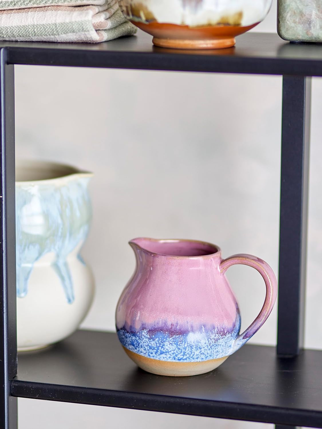 Kameninový hrnek na mléko Bloomingville Paula - dekorativní design, ideální na snídaňový stůl, s přírodní texturou, 435 ml (růžový)