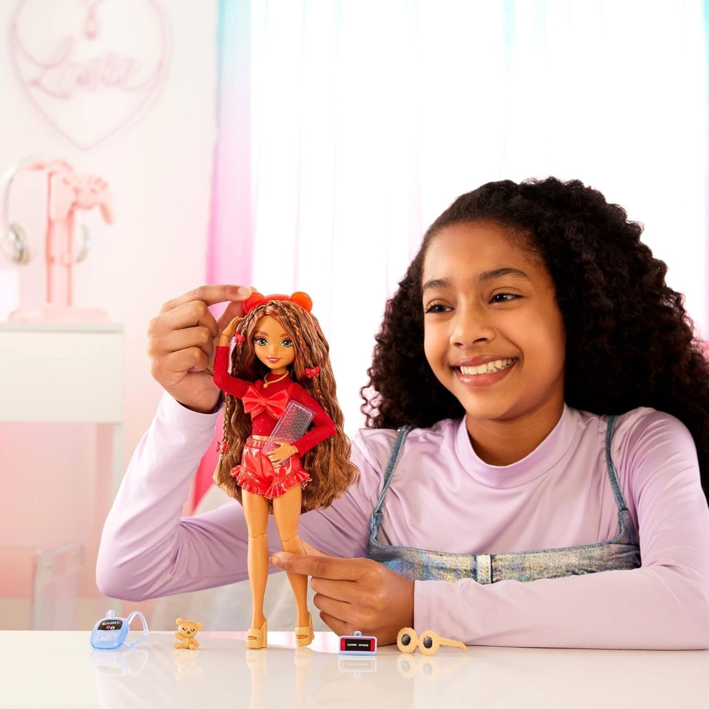 Panenka Barbie Dream Besties a doplňky, pohyblivá panenka Teresa Fashion s hnědými vlasy a sponkami, 10dílný motiv videohry, HYC23 Naty Shop Dolls