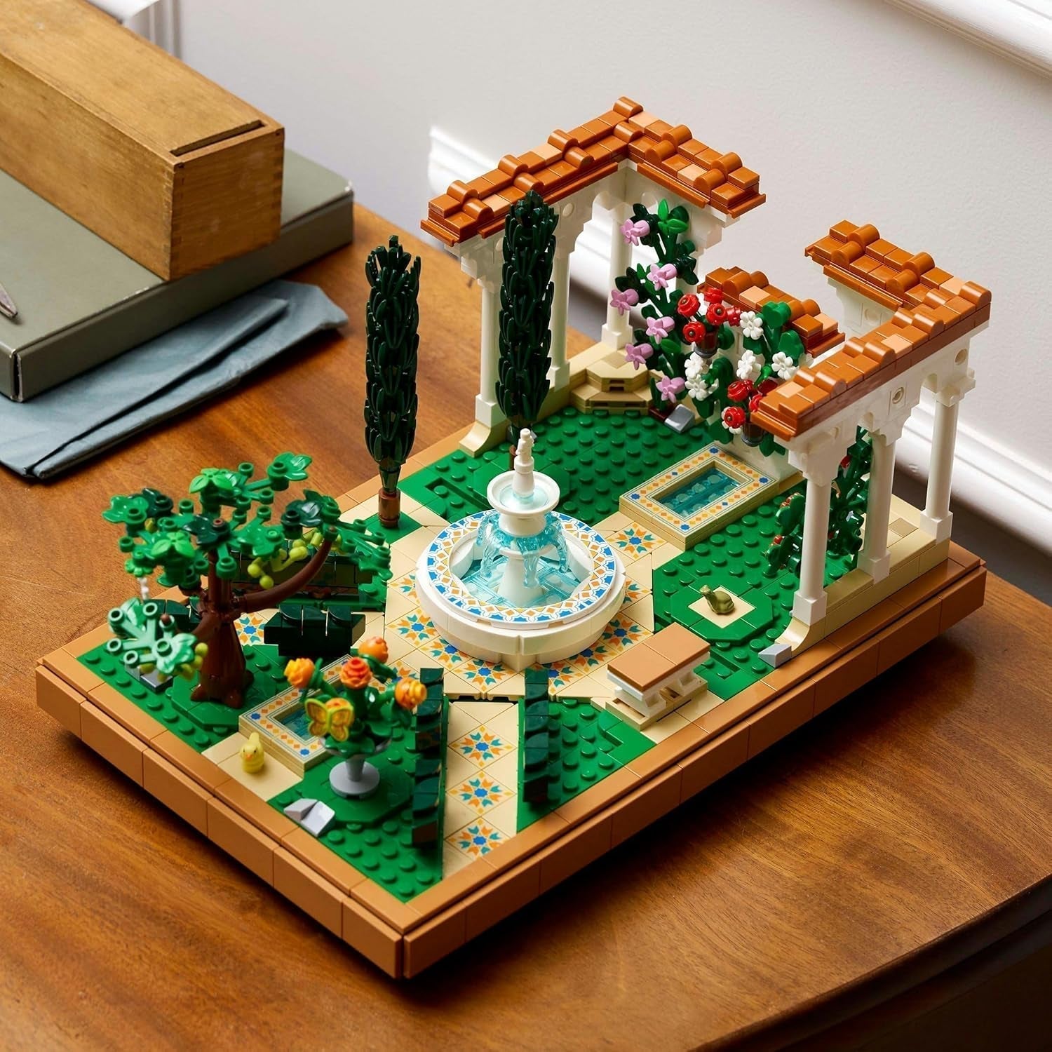 LEGO Icons Fountain Garden - Miniaturní stavebnice pro dospělé s listy, cypřiši, stromy, vinnou révou, květinami - Kreativní nápad na narozeninový dárek, dárek pro kolaudaci pro ženy, muže - 10359 Stavebnice Beuche den LEGO-Store