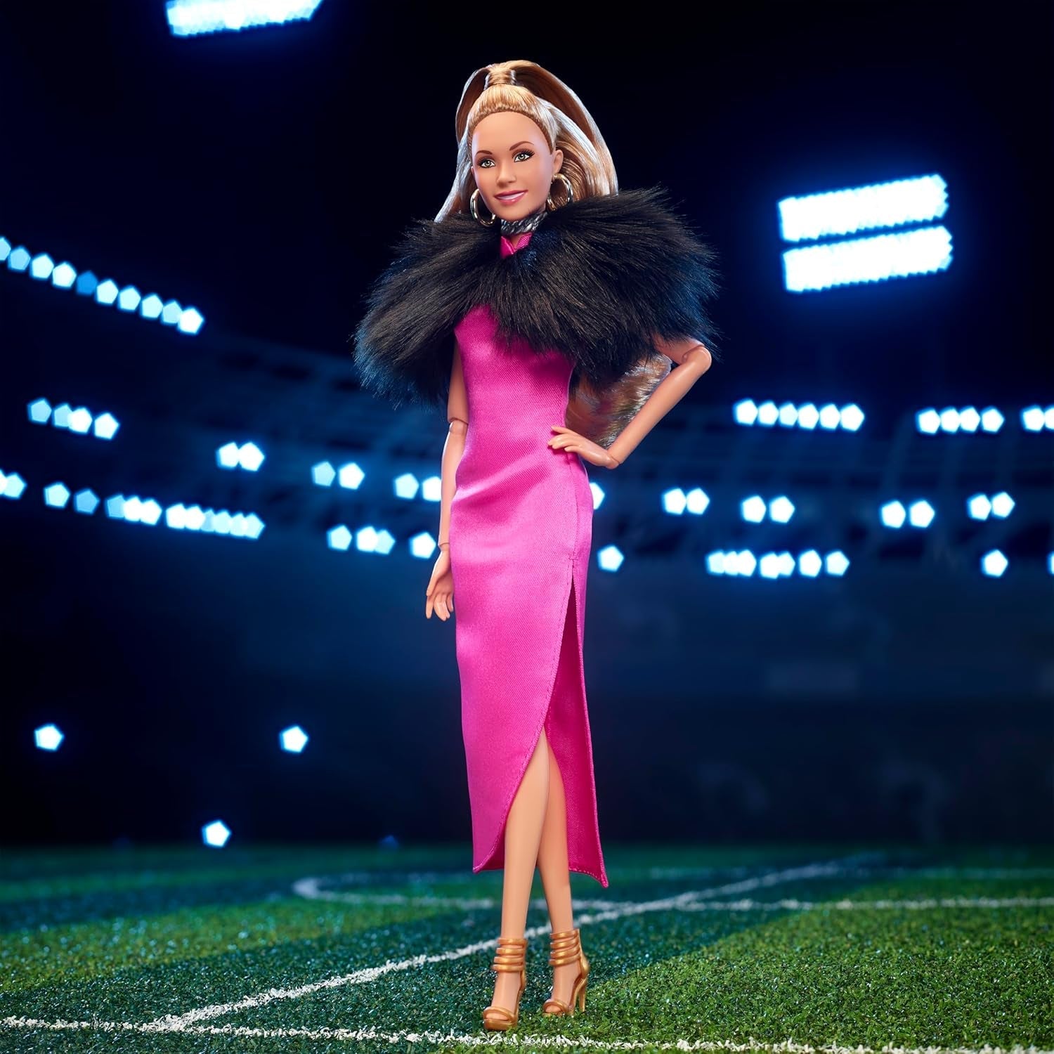 BARBIE Keeley Jones - Sběratelská panenka inspirovaná Tedem Lasem, horké růžové hedvábné midi šaty, zlaté vysoké podpatky, černý plášť, zlaté kruhové náušnice, růžová taška, pro věk 3+, HJW92