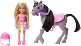 Panenka Barbie Chelsea a poníci – připoutejte se pro hraní a bezpečnou jízdu, růžové sedlo a schůdky, obsahuje helmu a roztomilé kostkované šaty, od 3 let, HTK29