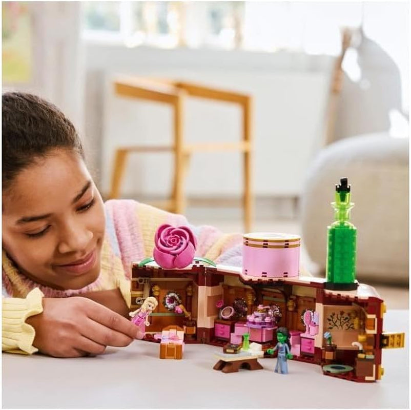 Ložnice LEGO Wicked Glinda a Elphaba - Domeček pro panenky se 2 mini panenkami Čarodějky ze země Oz, skvělými doplňky včetně květin a oblečení - Kreativní hračka pro dívky od 8 let a fanoušky - 75683 Stavebnice Besuche den LEGO-Store