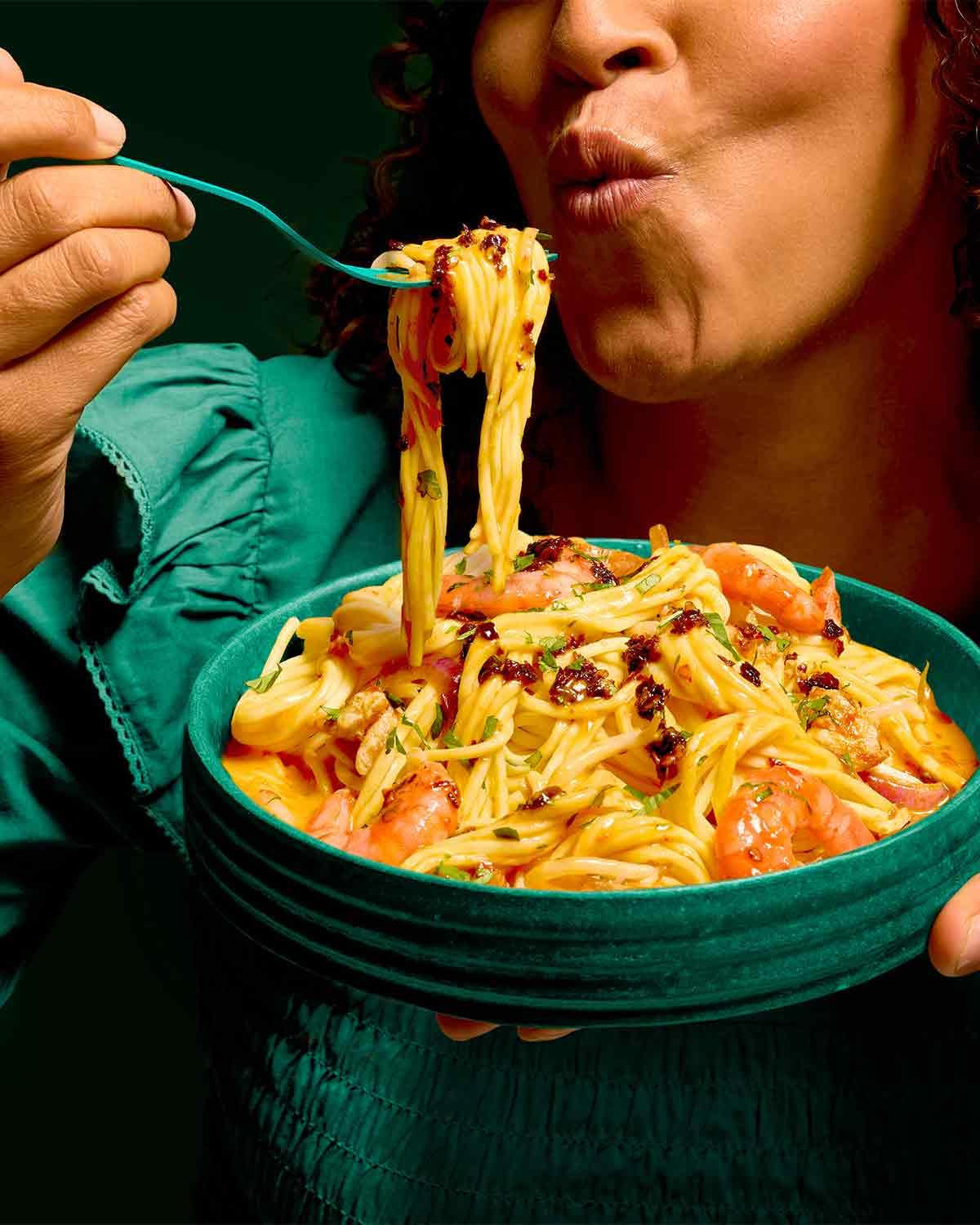 LEE KUM KEE Vaječné nudle - Asijské vaječné nudle, klasika pro wok pokrmy a polévky, polosuché nudle, hotové za 3 minuty, dvě porce v balení, 6 x 180g multipack