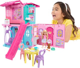 Barbie Chelsea domeček pro panenky s 15+ doplňky, vyskakovací domeček se zvětší na více než 42 x 33 cm s 5 hracími plochami a skluzavkou, s malou panenkou a psem, JFW49