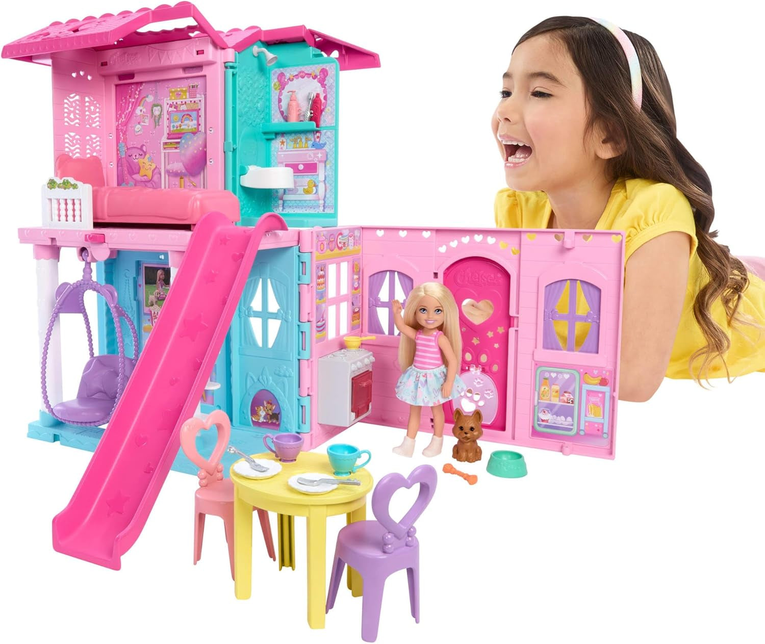 Barbie Chelsea domeček pro panenky s 15+ doplňky, vyskakovací domeček se zvětší na více než 42 x 33 cm s 5 hracími plochami a skluzavkou, s malou panenkou a psem, JFW49