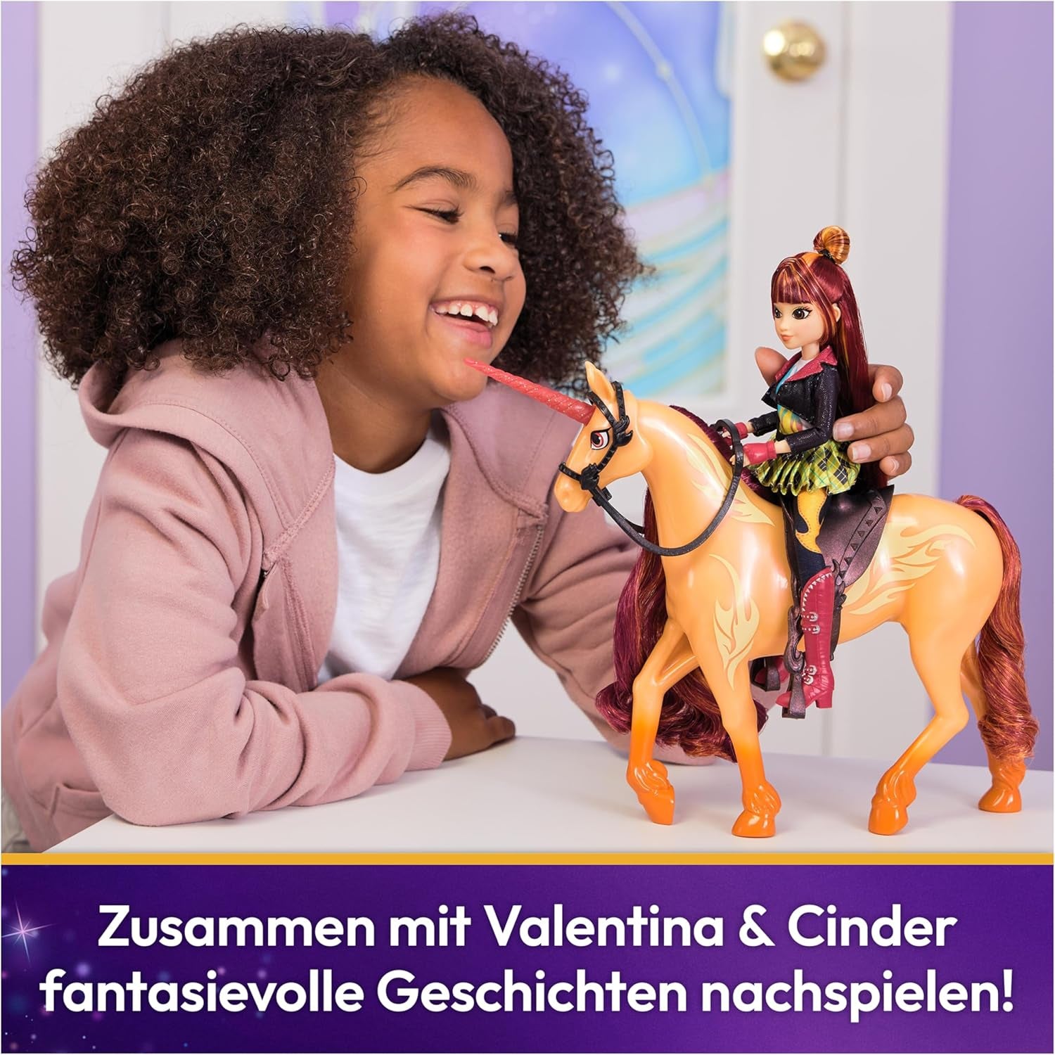 Unicorn Academy Valentina Doll - originální panenka z oblíbené série Netflix, měří 24 cm a má 5 doplňků pro nápadité hraní rolí, pro děti od 4 let.