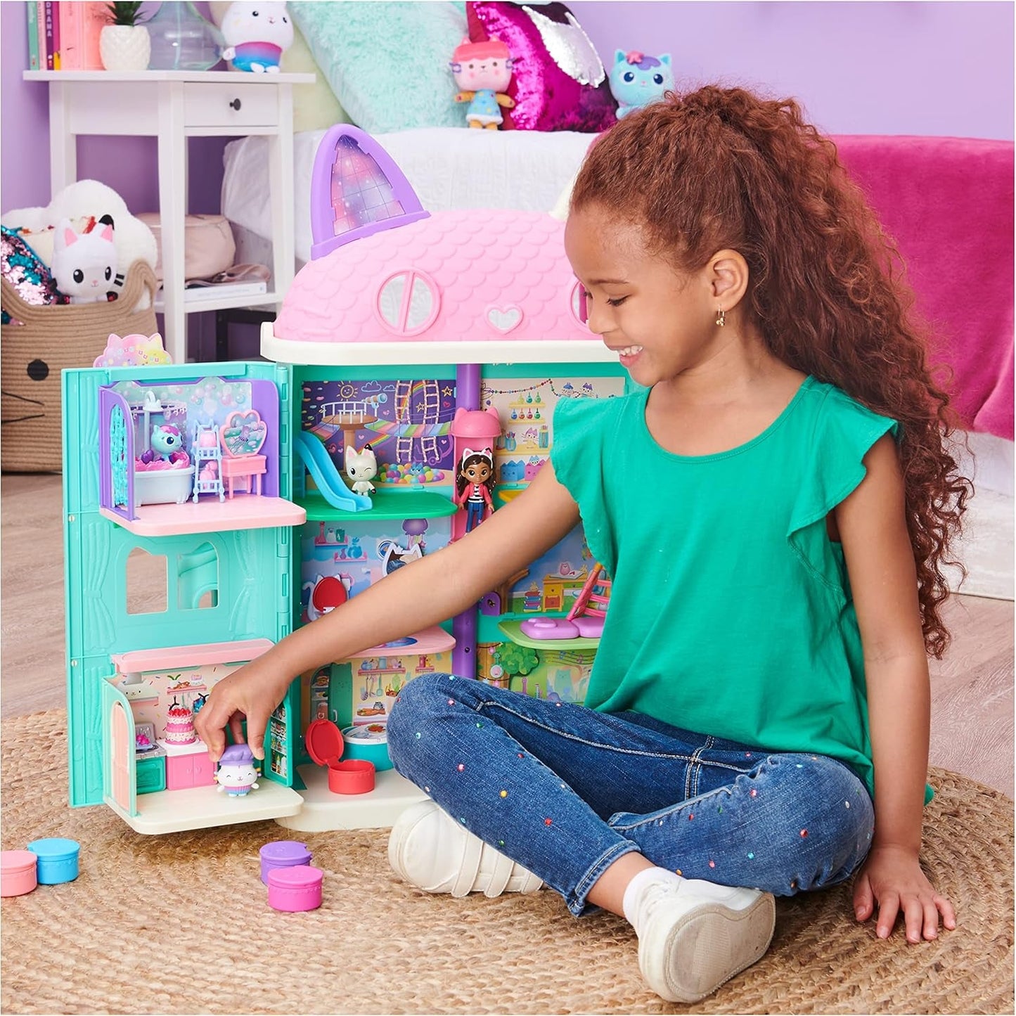 Gabby Dollhouse a Gabby Dollhouse Deluxe Pokoj Sweet Dreams Načechraný kočičí polštář do ložnice Kočka a 3 doplňky 3 kusy nábytku a 2 krabičky s překvapením Vhodné pro děti od 3 let