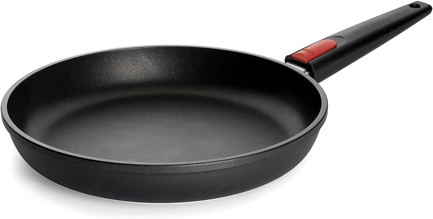 Woll Nowo Titanová plochá pánev - indukce, výška 5 cm, odnímatelná rukojeť - pro všechny typy varných desek, litý hliník, nepřilnavý povrch Hrnce a pánve Naty Shop 28 cm