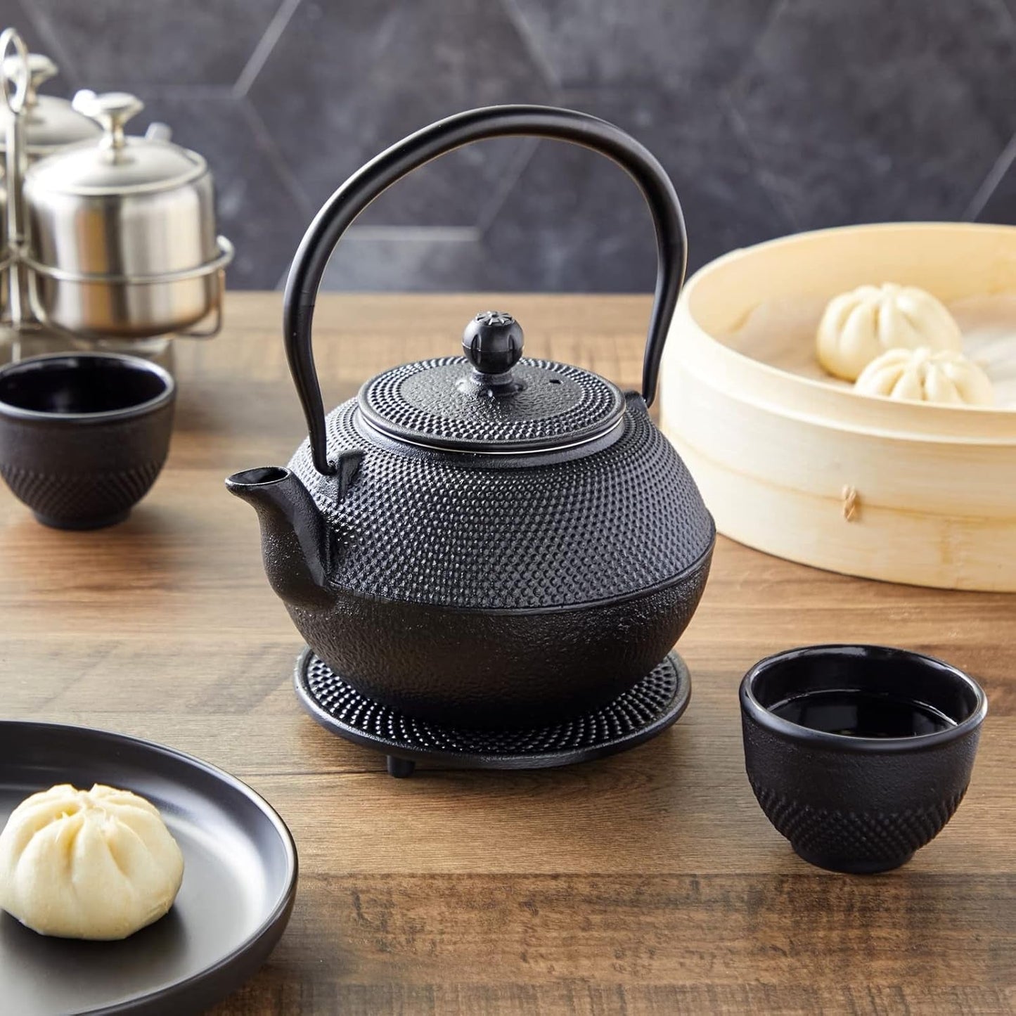 Juvale japonský čajový set s litinovou konvičkou (1200 ml), podšálkem a 2 šálky, čajový set ve stylu Tetsubin, černý