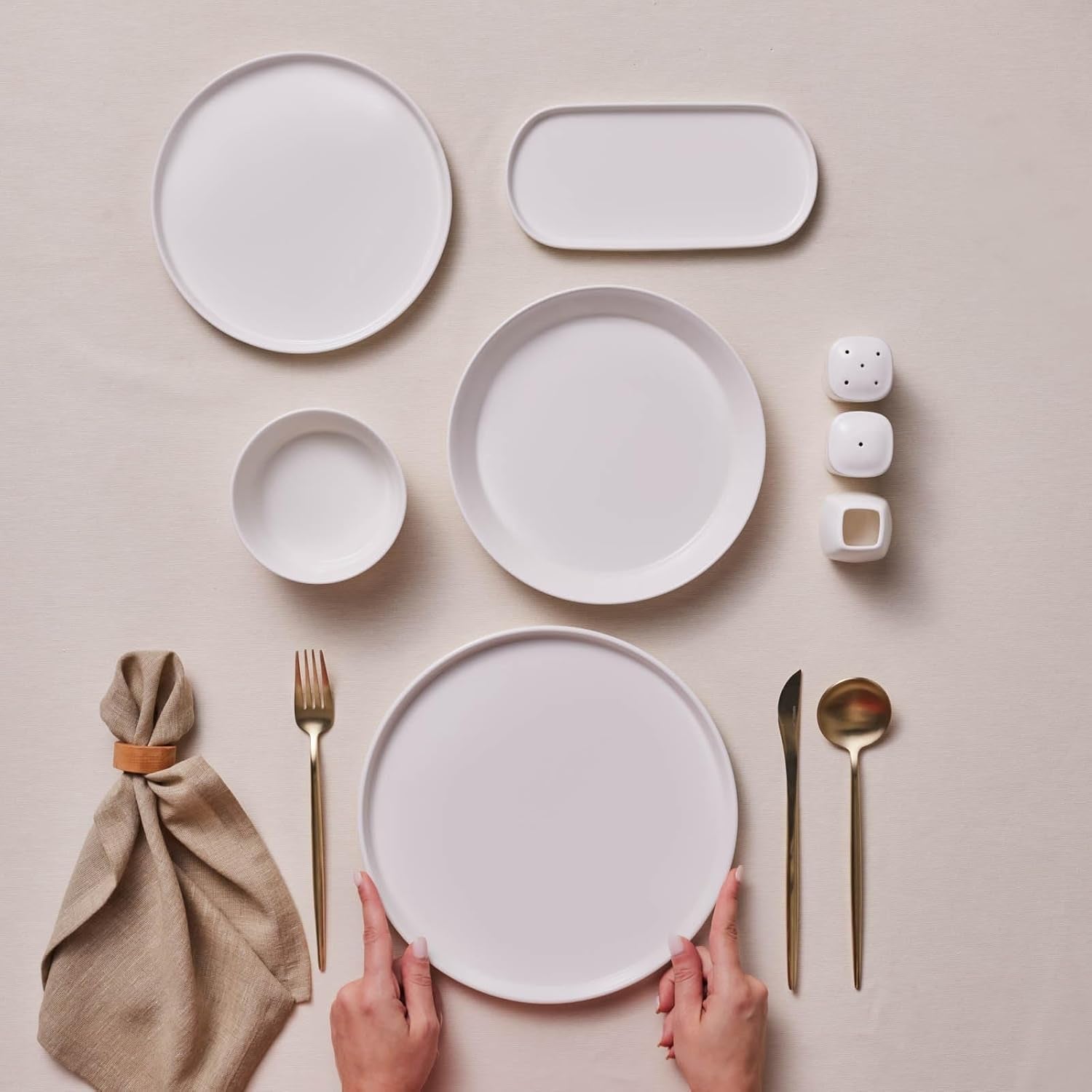 Sada nádobí Karaca Stream Bone Bomo pro 12 osob Sada elegantních čtvercových talířů Sada elegantního bílého porcelánového nádobí