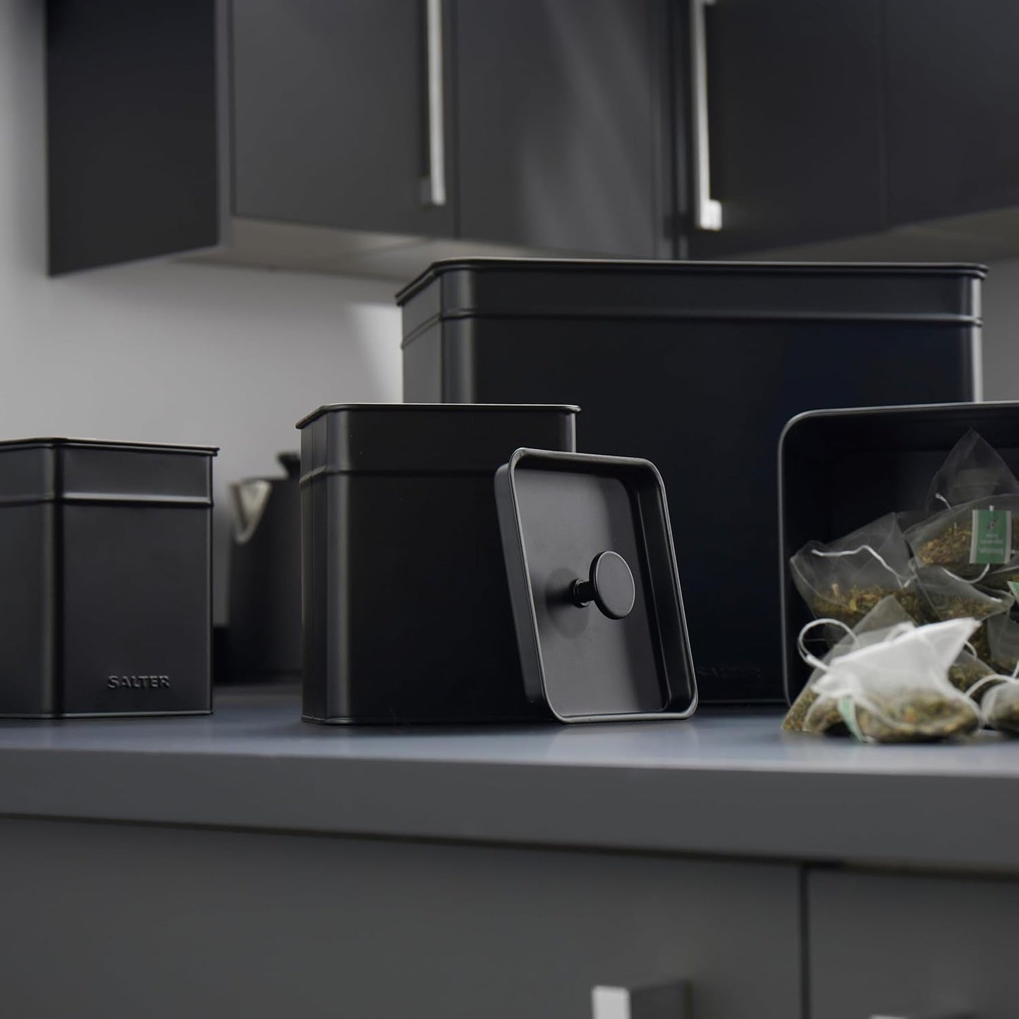Salter BW12614EU7 Kuro sada úložných boxů – 4 kuchyňské dózy Organizérové boxy na chléb/čaj/kávu/cukr Snadné čištění Uchovávejte potraviny čerstvé Černé boxy na potraviny Naty Shop