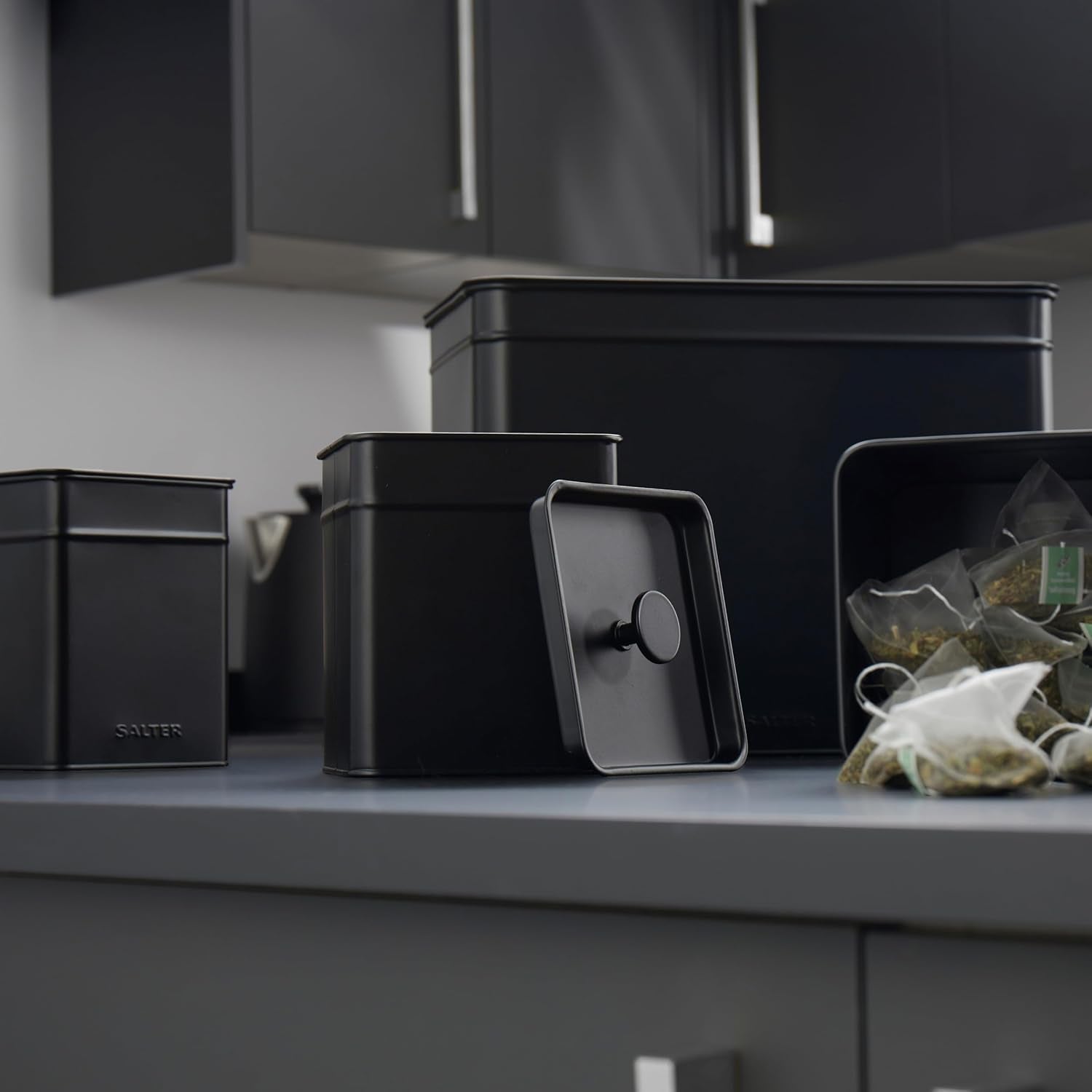 Salter BW12614EU7 Kuro sada úložných boxů – 4 kuchyňské dózy Organizérové boxy na chléb/čaj/kávu/cukr Snadné čištění Uchovávejte potraviny čerstvé Černé boxy na potraviny Naty Shop